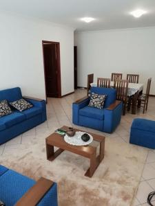 a living room with blue couches and a table at Las Palmeras in Santa Cruz de la Sierra