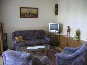 A seating area at Bor Apartmanház