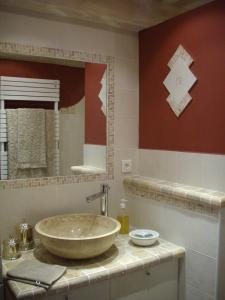 y baño con lavabo y espejo. en Domaine Lafayette, en Loriol-du-Comtat