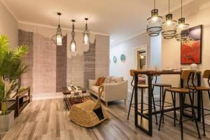 a living room with a couch and a table at Wuhan Wuchang·Happy Valley· Locals Apartment 00121930 in Wuhan +20 photos