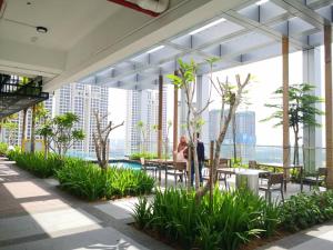 Κήπος έξω από το REVO at AURORA PLACE, Pavilion 2, 5 Minutes To AXIATA ARENA BUKIT JALIL FREE WIFI by De Harlequins Guesthouse