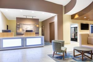 Lobbyn eller receptionsområdet på Holiday Inn Express Surprise, an IHG Hotel