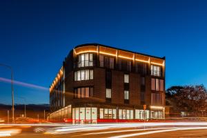 un edificio con luces en el lateral de una calle en Abode Kingston, en Canberra