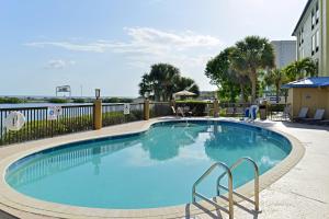 Bazén v ubytovaní Holiday Inn Express Hotel & Suites Tampa-Rocky Point Island, an IHG Hotel alebo v jeho blízkosti
