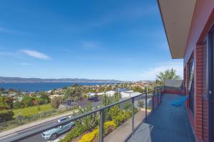 einen Balkon mit Blick auf das Wasser in der Unterkunft Nature & Relax House, Panoramic sea view, Free parking40 in Hobart
