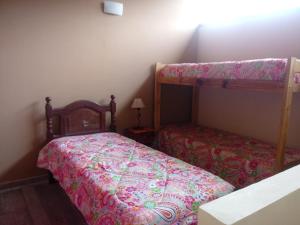 瑪斯德阿霍的住宿－Las casitas de Mar，一间卧室配有两张双层床。