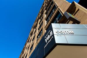 ピッツバーグにあるEVEN Hotel Pittsburgh Downtown by IHGの建物脇の看板
