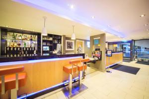 Ο χώρος του lounge ή του μπαρ στο Holiday Inn Express Edinburgh – Royal Mile, an IHG Hotel