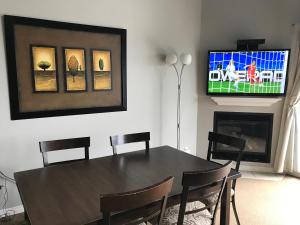 Μια τηλεόραση ή/και κέντρο ψυχαγωγίας στο Bromont-Condo sur la montagne +4 φωτογραφίες