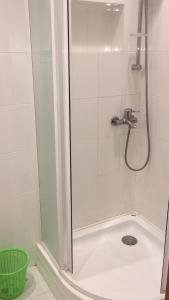 W łazience znajduje się prysznic ze szklanymi drzwiami. w obiekcie Квартира на Фонтане. w Odessie