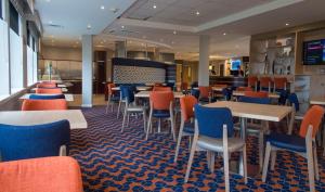 Posezení v ubytování Holiday Inn Express Dunfermline by IHG + 37 fotografií