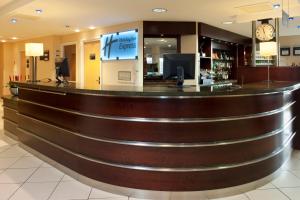 Holiday Inn Express Dunfermline, an IHG Hotel في دنفرملاين: وجود بار في بهو الفندق