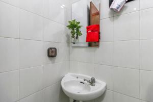 Un baño de RedDoorz Plus near Trisakti University