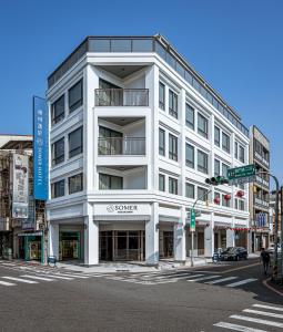 um edifício branco na esquina de uma rua em Somer Chew Hotel em Tainan