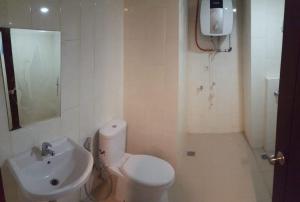 Phòng tắm tại Mataram City Apartment 700 Sadewa +3 ảnh