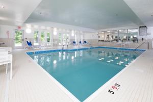 uma grande piscina com água azul num edifício em Holiday Inn Express & Suites La Porte, an IHG Hotel em LaPorte
