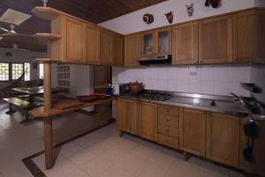 cocina con armarios de madera y encimera en Cabaña Badelandia, en Coveñas