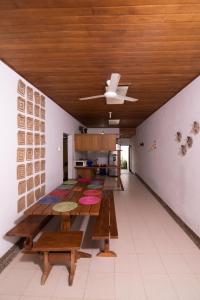ein großes Esszimmer mit einem Tisch und einer Decke in der Unterkunft Cabaña Badelandia in Coveñas