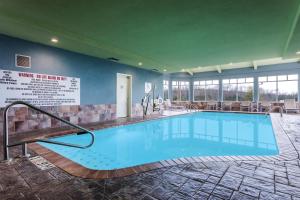 Bremen的住宿－Holiday Inn Express & Suites Bremen GA, an IHG Hotel，在酒店房间的一个大型游泳池