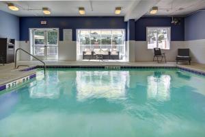 uma grande piscina com paredes azuis e água em Holiday Inn Express Hotel & Suites Emporia, an IHG Hotel em Emporia