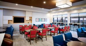 Holiday Inn Express & Suites - Brantford, an IHG Hotel tesisinde bir restoran veya yemek mekanı