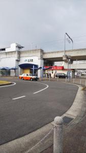 um posto de gasolina com carros estacionados em frente em Cherry Blossom Koseicho em Okayama