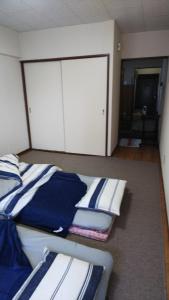 سرير أو أسرّة في غرفة في Cherry Blossom Koseicho