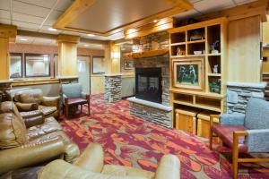 a living room with a couch and a fireplace at Holiday Inn Express Hotel & Suites Brainerd-Baxter, an IHG Hotel in Baxter