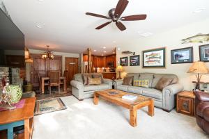 - un salon avec un canapé et un ventilateur de plafond dans l'établissement Summit 81 Apartment, à Mammoth Lakes