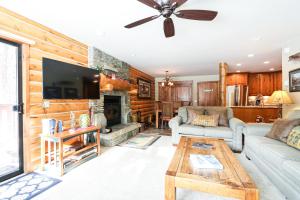 - un salon avec un canapé et une cheminée dans l'établissement Summit 81 Apartment, à Mammoth Lakes