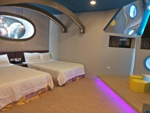 een kamer met 2 bedden en een raam bij Starry Laurel in Magong
