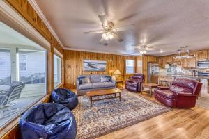 uma sala de estar com mobiliário de couro e uma ventoinha de tecto em Lake Escape em Kingsland