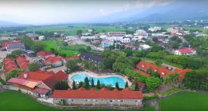 einen Luftblick auf eine Stadt mit einem Pool in der Unterkunft Shan Shui Shen Resortopia Hotel in Guanshan