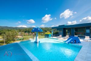 カマラビーチにあるLuxury Lagoon 1bedroom Apartmentの家の中央に傘付きのスイミングプール