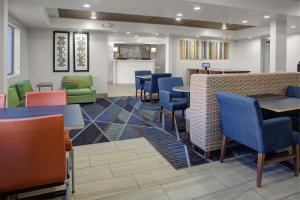 Posezení v ubytování Holiday Inn Express Sedona - Oak Creek by IHG