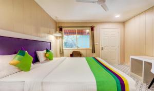 Treebo Sava Resort with Pool客房内的一张或多张床位