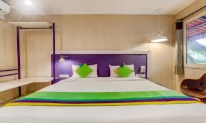 Treebo Sava Resort with Pool客房内的一张或多张床位