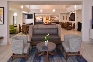 The lounge or bar area at Holiday Inn Express Stockton Southeast, an IHG Hotel