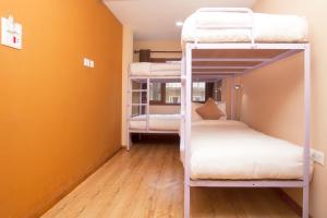 Rúm í herbergi á Holiday Hostel