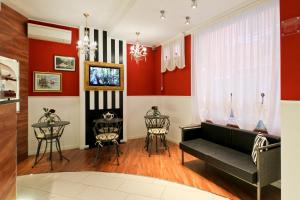 a living room with red walls and a couch at Residence Eleonora in Sottomarina