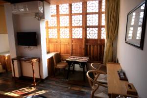 Tongli Begonia Flowers Guesthouse的电视和/或娱乐中心