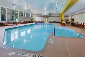 una gran piscina en una habitación de hotel en Holiday Inn Express St Croix Valley, an IHG Hotel, en Saint Croix Falls