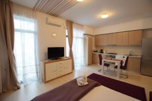Μια τηλεόραση ή/και κέντρο ψυχαγωγίας στο Uptown Residence Apartments