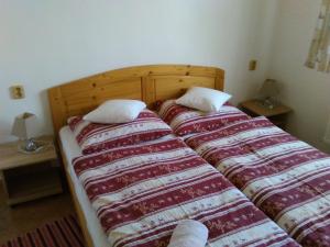 two beds sitting next to each other in a bedroom at Pension Otěvěk in Trhové Sviny