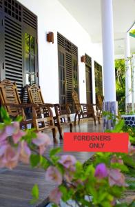 un gruppo di sedie sul portico di una casa di Banana Resort And Restaurant a Tissamaharama