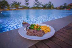Makanan di atau berdekatan hotel