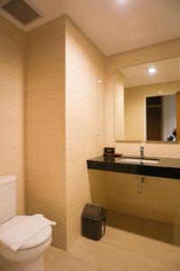 Bilik mandi di Pollos Hotel & Gallery