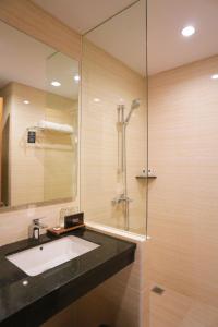 Bilik mandi di Pollos Hotel & Gallery