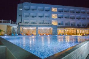 Kolam renang di atau dekat dengan Pollos Hotel & Gallery