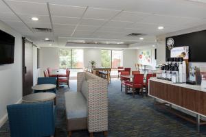 ห้องอาหารหรือที่รับประทานอาหารของ Holiday Inn Express Louisville Northeast, an IHG Hotel